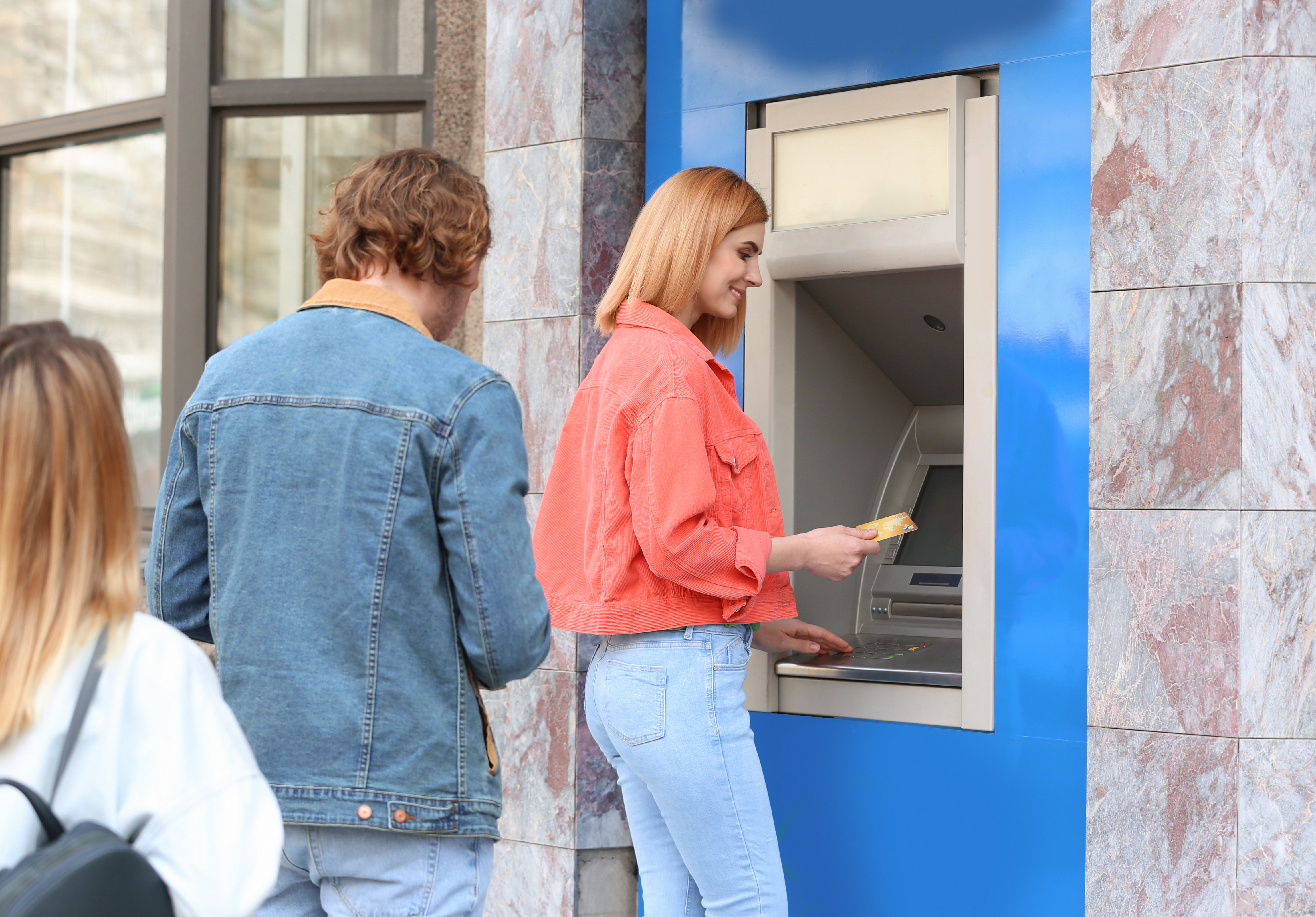 Kde neplatíte za výběr z bankomatu doma i v zahraničí? Přehled bank za květen 2026